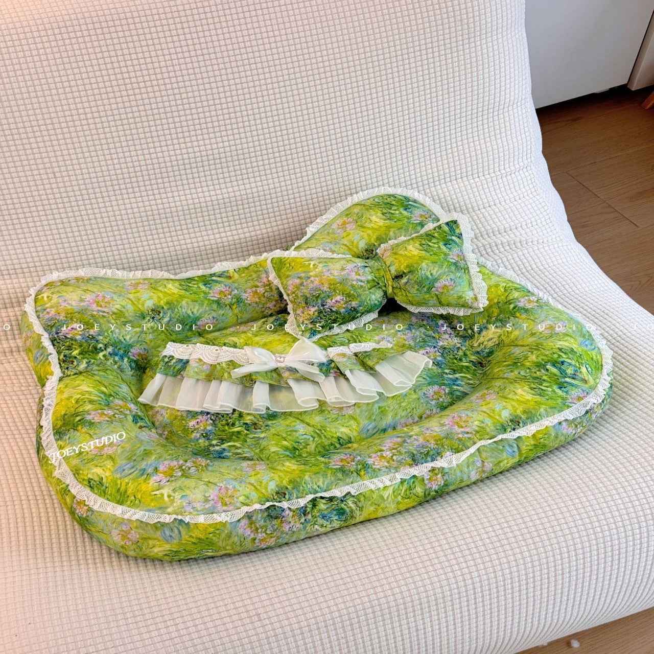 Oil painting style green field cat bed for cats and small pets
